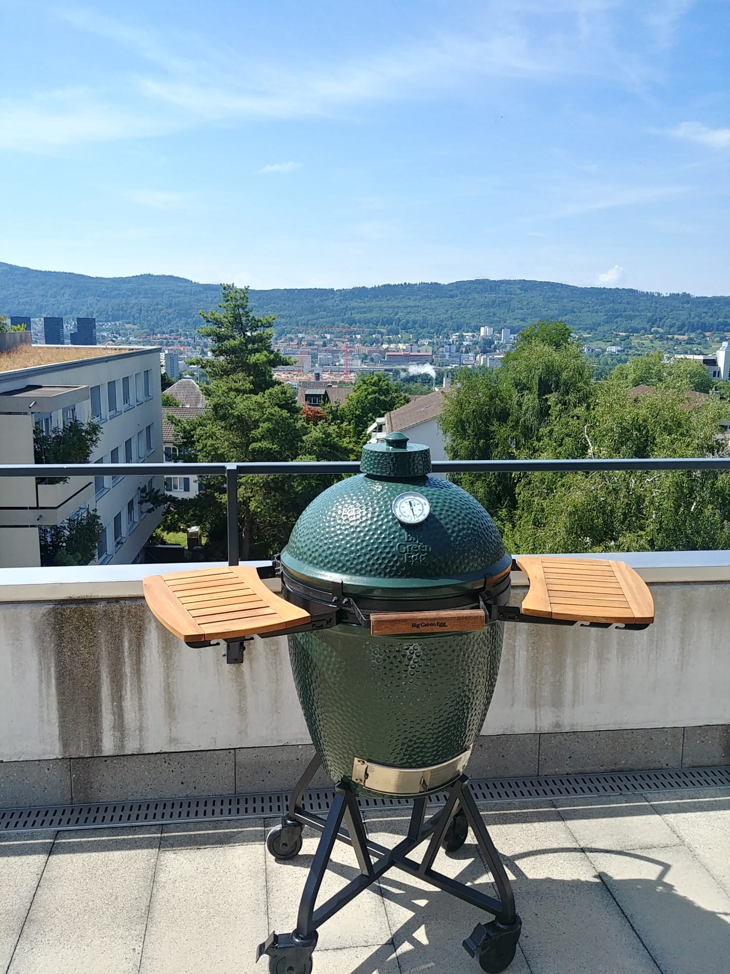 Big Green Egg Large mit Seitentischen in Zürich Höngg