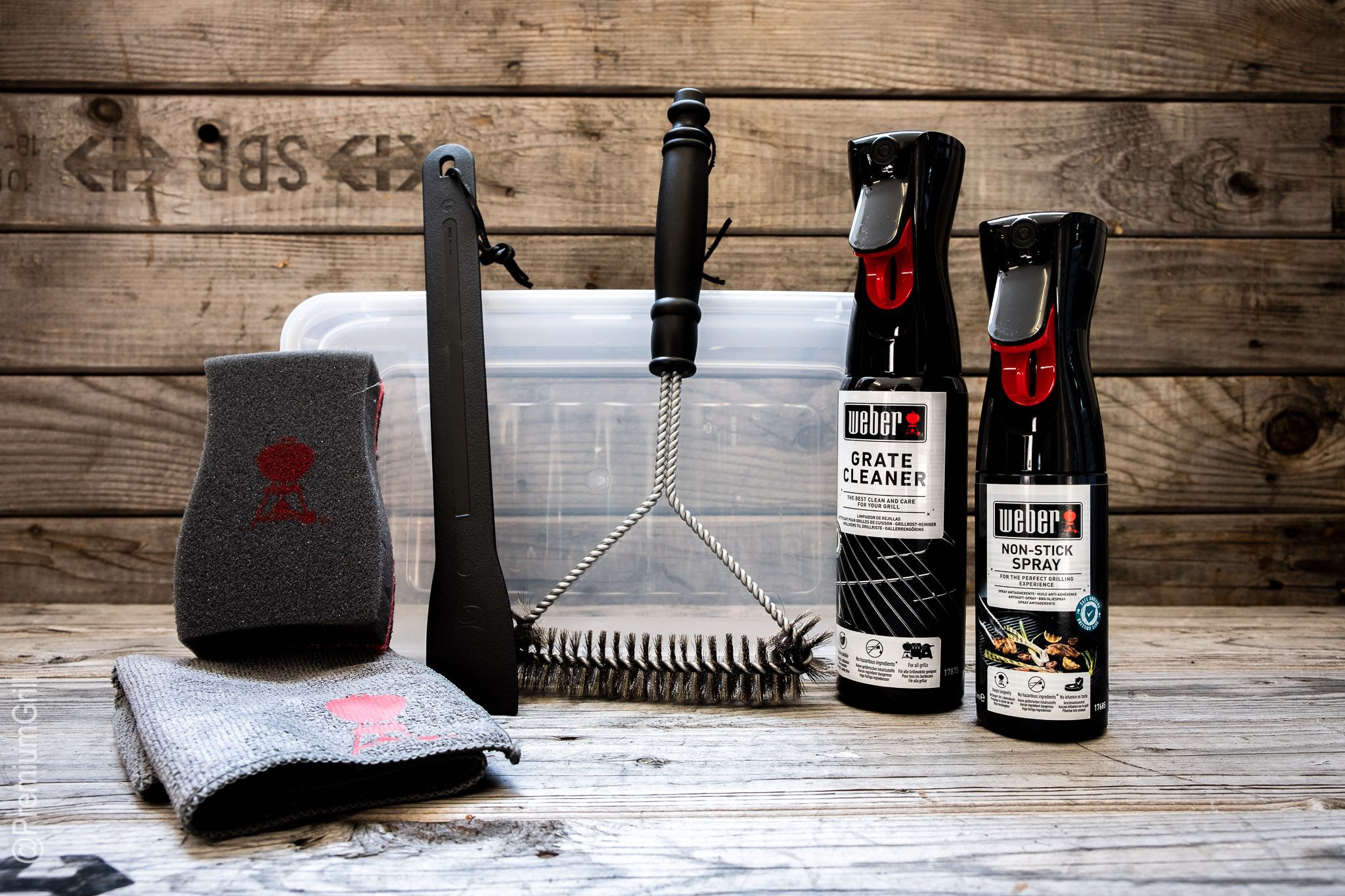 Werkzeuge für die Grillreinigung in Kunststoffbox